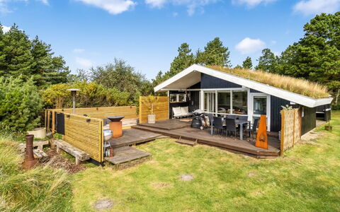 Gilda - 2Km from the Sea: Gebouw, Huis, Venster, Huis, Dak, Woongebied, Struik, Verblijf, Land Lot