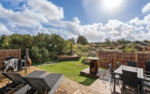 Gilda - 2Km from the Sea: Gebouw, Huis, Venster, Huis, Dak, Woongebied, Struik, Verblijf, Land Lot