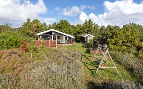 Gilda - 2Km from the Sea: Gebouw, Huis, Venster, Huis, Dak, Woongebied, Struik, Verblijf, Land Lot