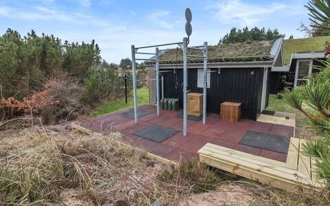 Gilda - 2Km from the Sea: Gebouw, Huis, Venster, Huis, Dak, Woongebied, Struik, Verblijf, Land Lot