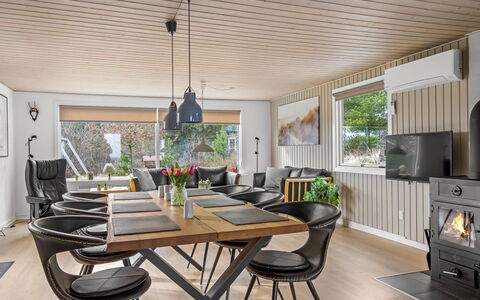 Halfdan - 1.1Km from the Sea: Gebouw, Huis, Venster, Huis, Dak, Woongebied, Struik, Verblijf, Land Lot
