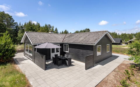 Halfdan - 1.1Km from the Sea: Gebouw, Huis, Venster, Huis, Dak, Woongebied, Struik, Verblijf, Land Lot