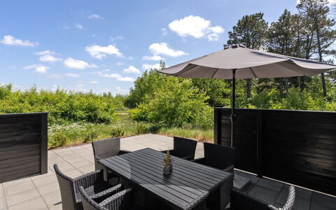 Halfdan - 1.1Km from the Sea: Gebouw, Huis, Venster, Huis, Dak, Woongebied, Struik, Verblijf, Land Lot