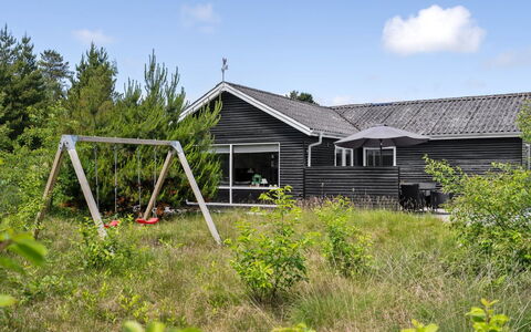 Halfdan - 1.1Km from the Sea: Gebouw, Huis, Venster, Huis, Dak, Woongebied, Struik, Verblijf, Land Lot