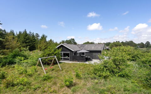 Halfdan - 1.1Km from the Sea: Gebouw, Huis, Venster, Huis, Dak, Woongebied, Struik, Verblijf, Land Lot