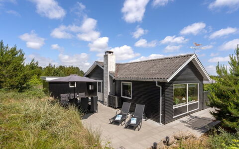 Halfdan - 1.1Km from the Sea: Gebouw, Huis, Venster, Huis, Dak, Woongebied, Struik, Verblijf, Land Lot