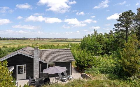 Halfdan - 1.1Km from the Sea: Gebouw, Huis, Venster, Huis, Dak, Woongebied, Struik, Verblijf, Land Lot