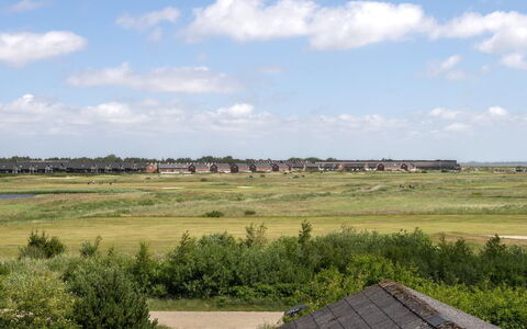 Halfdan - 1.1Km from the Sea: Gebouw, Huis, Venster, Huis, Dak, Woongebied, Struik, Verblijf, Land Lot