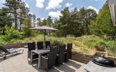 Halfdan - 1.1Km from the Sea: Gebouw, Huis, Venster, Huis, Dak, Woongebied, Struik, Verblijf, Land Lot
