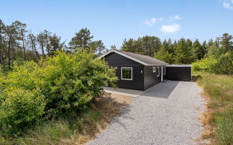 Halfdan - 1.1Km from the Sea: Gebouw, Huis, Venster, Huis, Dak, Woongebied, Struik, Verblijf, Land Lot