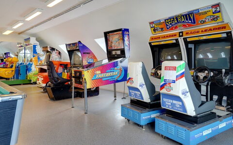 Ester - 2.3Km from the Sea: Elektronisch Apparaat, Technologie, Machine, Recreatie Ruimte, Plastic, Spelen