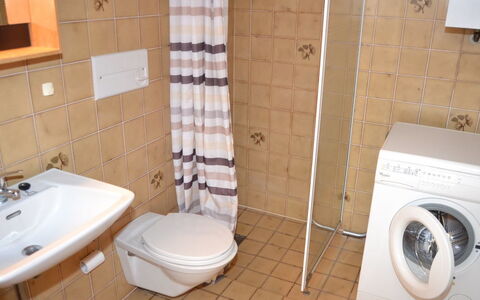 Ester - 2.3Km from the Sea: Badkamer, Loodgieterswerkinrichting, Flooring, Wastafel In De Badkamer, Verdieping, Interieur Ontwerp, Wastafel, Toilet, Kraan, Loodgieter