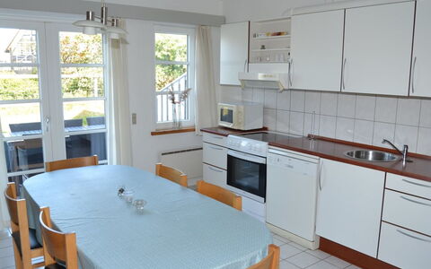 Ester - 2.3Km from the Sea: Meubilair, Flooring, Verdieping, Hout, Keuken, Interieur Ontwerp, Countertop, Stoel, Cabinetry, Houten Vloer