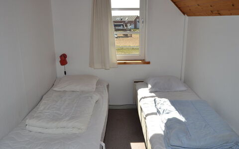 Ester - 2.3Km from the Sea: Hout, Verdieping, Flooring, Slaapkamer, Bed, Bed Frame, Kamer, Bedding, Laken, Hardwood