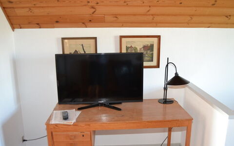 Ester - 2.3Km from the Sea: Meubilair, Hout, Flooring, Elektronisch Apparaat, Verdieping, Interieur Ontwerp, Televisie, Televisietoestel, Houten Vloer