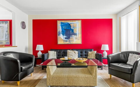 Fotij - 2.3Km from the Sea: Meubilair, Interieur Ontwerp, Flooring, Bankstel, Verdieping, Muur, Rood, Kamer, Hout, Woonkamer