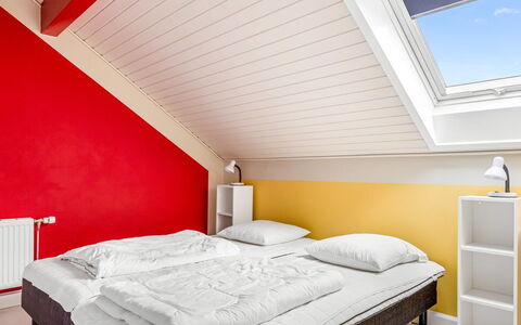 Fotij - 2.3Km from the Sea: Interieur Ontwerp, Slaapkamer, Bed, Bedding, Verdieping, Plafond, Laken, Flooring, Bed Frame, Huis