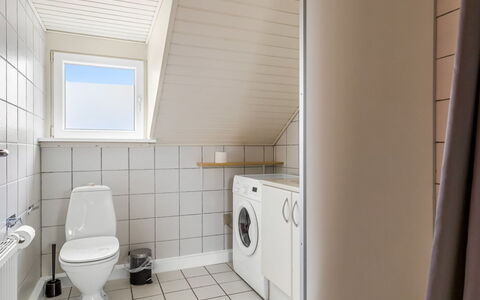 Fotij - 2.3Km from the Sea: Flooring, Verdieping, Hout, Interieur Ontwerp, Loodgieterswerkinrichting, Plafond, Toilet, Kamer, Loodgieter, Badkamer