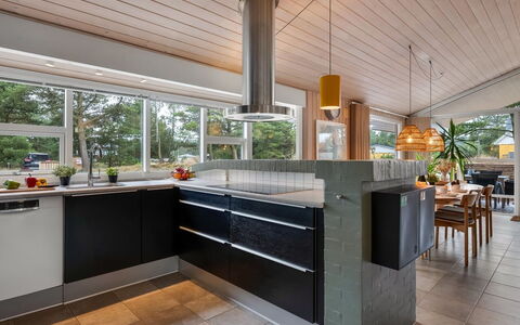 Birgita - 700M from the Sea: Countertop, Keuken, Flooring, Interieur Ontwerp, Hout, Plafond, Cabinetry, Verdieping, Meubilair, Toestel Van De Keuken