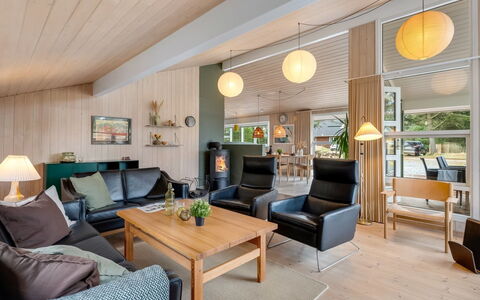 Birgita - 700M from the Sea: Meubilair, Interieur Ontwerp, Flooring, Bankstel, Verdieping, Lichte Inrichting, Plafond, Hout, Woonkamer, Stoel