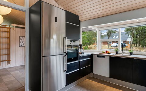Birgita - 700M from the Sea: Keuken, Flooring, Countertop, Interieur Ontwerp, Toestel Van De Keuken, Hout, Major Appliance, Plafond, Verdieping, Cabinetry