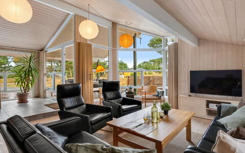Birgita - 700M from the Sea: Hout, Interieur Ontwerp, Meubilair, Flooring, Bankstel, Plafond, Verdieping, Woonkamer, Huis, Hardwood