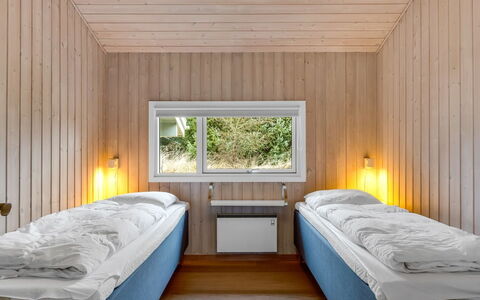 Birgita - 700M from the Sea: Slaapkamer, Hout, Bed, Interieur Ontwerp, Plafond, Laken, Bedding, Verdieping, Flooring, Bed Frame