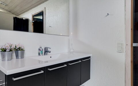 Birgita - 700M from the Sea: Loodgieterswerkinrichting, Wastafel, Interieur Ontwerp, Wastafel In De Badkamer, Badkamerkast, Countertop, Kraan, Flooring, Badkamer, Cabinetry
