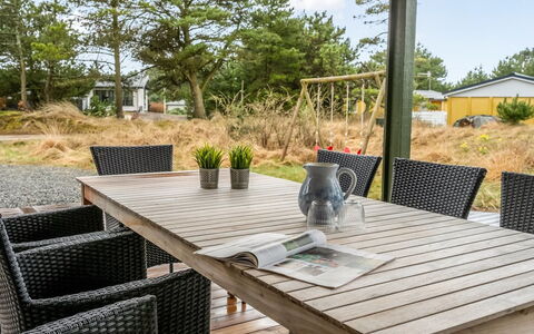 Birgita - 700M from the Sea: Struik, Stedelijk Ontwerp, Groundcover, Steen, Appartement, Landgoed, Metselwerk, Balkon, Landscaping