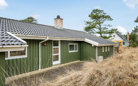 Birgita - 700M from the Sea: Struik, Stedelijk Ontwerp, Groundcover, Steen, Appartement, Landgoed, Metselwerk, Balkon, Landscaping