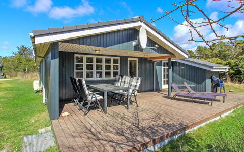 Marja - 1.3Km from the Sea: Hout, Dak, Architectuur, Huis, Huis, Verblijf, Siding, Hardwood, Helling, Landgoed