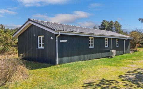 Marja - 1.3Km from the Sea: Hout, Dak, Architectuur, Huis, Huis, Verblijf, Siding, Hardwood, Helling, Landgoed