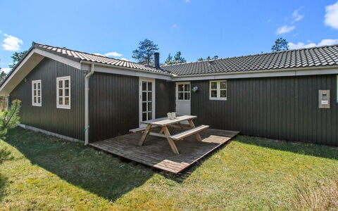 Marja - 1.3Km from the Sea: Hout, Dak, Architectuur, Huis, Huis, Verblijf, Siding, Hardwood, Helling, Landgoed
