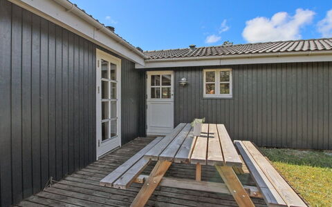 Marja - 1.3Km from the Sea: Hout, Dak, Architectuur, Huis, Huis, Verblijf, Siding, Hardwood, Helling, Landgoed