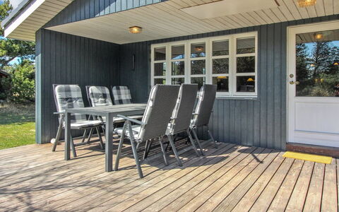 Marja - 1.3Km from the Sea: Hout, Dak, Architectuur, Huis, Huis, Verblijf, Siding, Hardwood, Helling, Landgoed