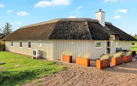 Annalise - 1Km from the Sea: Huis, Dak, Huis, Verblijf, Struik, Groundcover, Landgoed, Boerderij, Siding, Garden Gebouwen