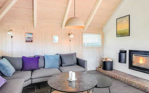 Annalise - 1Km from the Sea: Huis, Dak, Huis, Verblijf, Struik, Groundcover, Landgoed, Boerderij, Siding, Garden Gebouwen