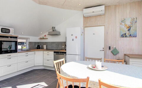 Annalise - 1Km from the Sea: Huis, Dak, Huis, Verblijf, Struik, Groundcover, Landgoed, Boerderij, Siding, Garden Gebouwen
