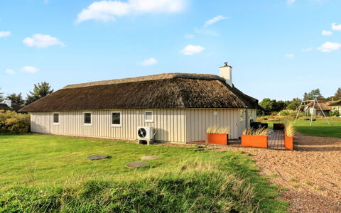 Annalise - 1Km from the Sea: Huis, Dak, Huis, Verblijf, Struik, Groundcover, Landgoed, Boerderij, Siding, Garden Gebouwen