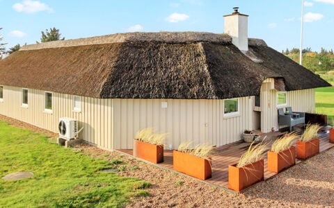 Annalise - 1Km from the Sea: Huis, Dak, Huis, Verblijf, Struik, Groundcover, Landgoed, Boerderij, Siding, Garden Gebouwen