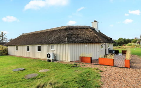 Annalise - 1Km from the Sea: Huis, Dak, Huis, Verblijf, Struik, Groundcover, Landgoed, Boerderij, Siding, Garden Gebouwen