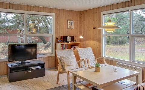 Dika - 1Km from the Sea: Meubilair, Interieur Ontwerp, Flooring, Verdieping, Hout, Plafond, Kamer, Stoel, Houten Vloer, Tafel