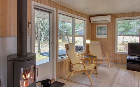 Dika - 1Km from the Sea: Flooring, Hout, Verdieping, Interieur Ontwerp, Plafond, Kamer, Houten Vloer, Meubilair, Hardwood, Beits