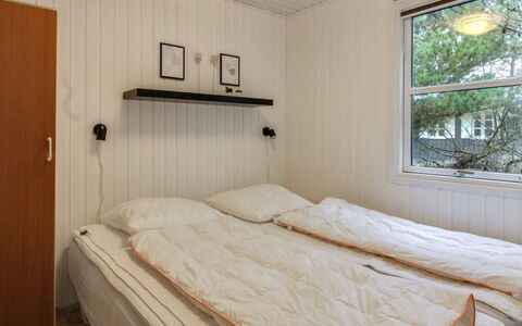 Dika - 1Km from the Sea: Muur, Slaapkamer, Hout, Bed, Verdieping, Flooring, Laken, Interieur Ontwerp, Bedding, Kamer
