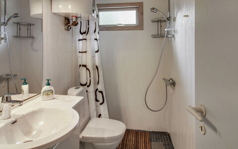 Dika - 1Km from the Sea: Badkamer, Loodgieterswerkinrichting, Wastafel In De Badkamer, Wc Bril, Interieur Ontwerp, Wastafel, Toilet, Flooring, Verdieping, Kraan