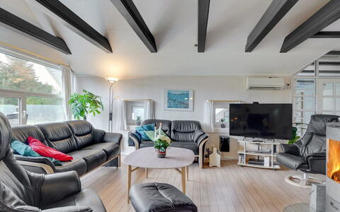 Swening - 2.1Km from the Sea: Meubilair, Interieur Ontwerp, Bankstel, Plafond, Flooring, Woonkamer, Verdieping, Kamer, Tafel, Stoel