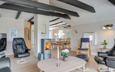 Swening - 2.1Km from the Sea: Meubilair, Interieur Ontwerp, Flooring, Hout, Plafond, Verdieping, Stoel, Woonkamer, Tafel, Verlichting
