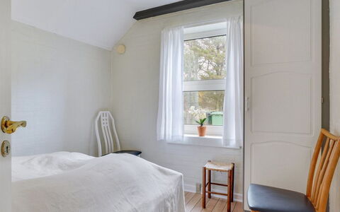 Swening - 2.1Km from the Sea: Flooring, Verdieping, Muur, Interieur Ontwerp, Slaapkamer, Hout, Bed, Plafond, Meubilair, Kamer