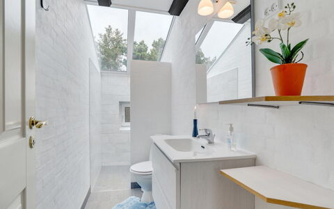 Swening - 2.1Km from the Sea: Flooring, Interieur Ontwerp, Muur, Loodgieterswerkinrichting, Verdieping, Badkamer, Wastafel, Badkamerkast, Kraan, Wastafel In De Badkamer