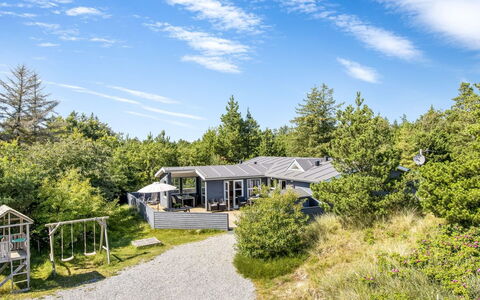 Omar - 1.0Km from the Sea: Huis, Dak, Huis, Verblijf, Schuur, Garden Gebouwen, Siding, Werf, Blokhut, Hut